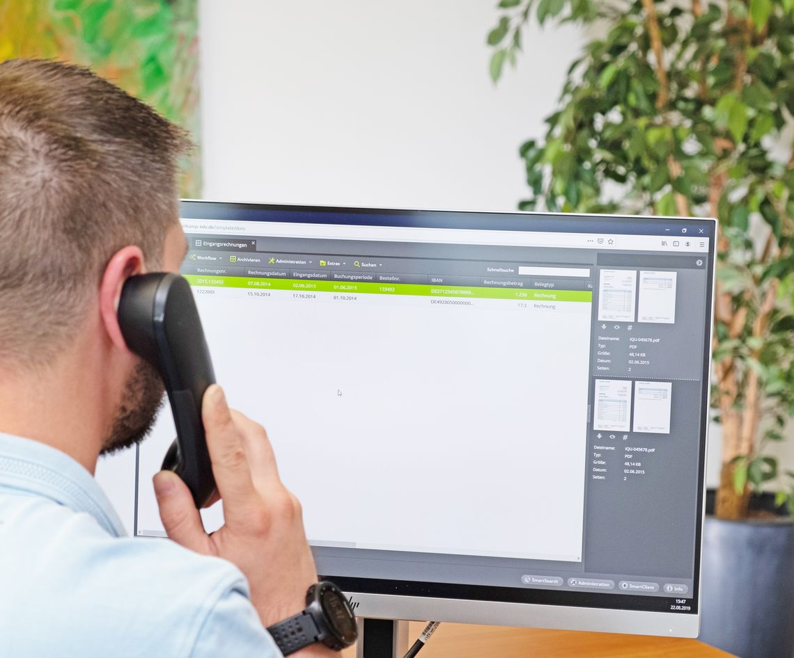 Ein IT-Berater beantwortet Support-Fragen per Telefon. 