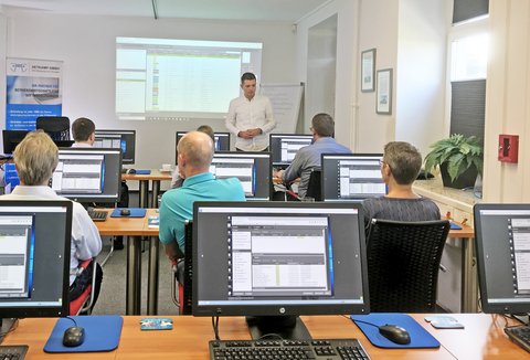 Ein IT-Berater der Hetkamp GmbH schult die Softwareanwender
